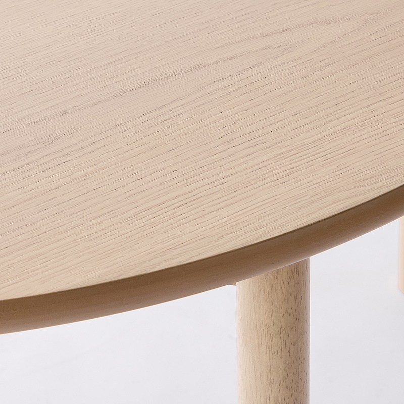 素材アップ：天板にはオーク材の突板を使用