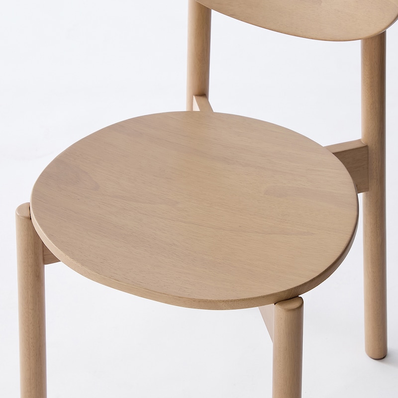 座面アップ／本体・座面ともに天然木を使用。