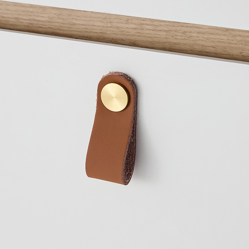 合皮と真鍮調金具の組み合わせが可愛い取っ手