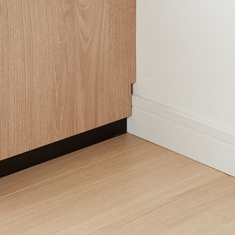 巾木除けがあるので壁面にぴったり設置可能。※仕様のみの参照。表面材の仕様は異なります。