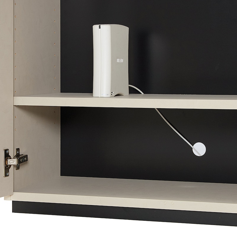 可動棚の後ろは約1cmの隙間があり、コードが通ります。