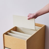 上部の仕切り板は取り外し可能。収納する教材の量に合わせて調節できます
