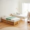 ナチュラル・幅99cm×2台。高さ32cm。成長に合わせて別々のベッドとして使用可能。