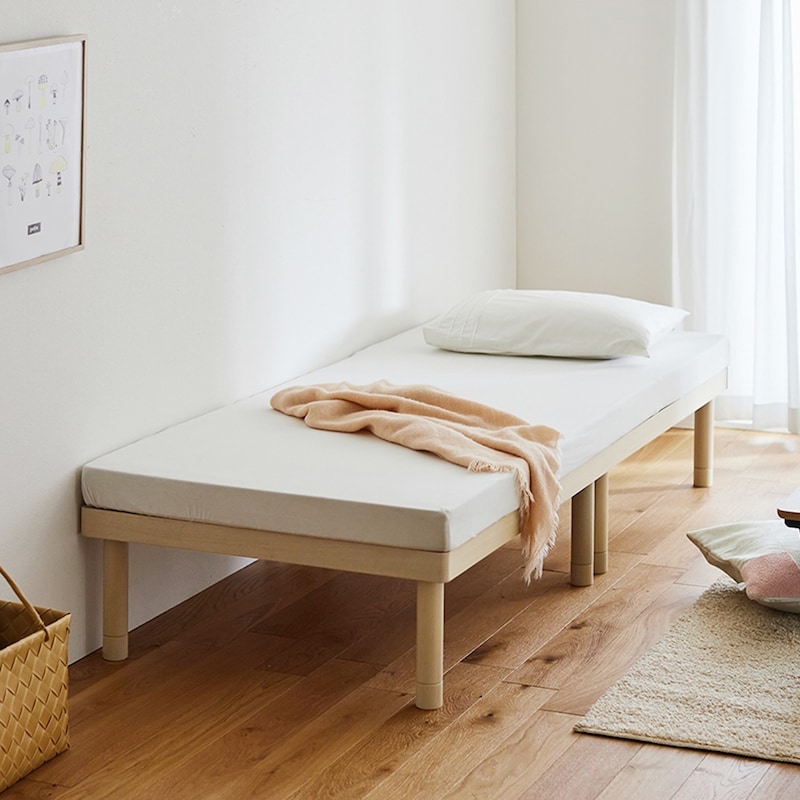 アイボリー・幅81cm。セミシングルベッドサイズ相当。高さ32cm