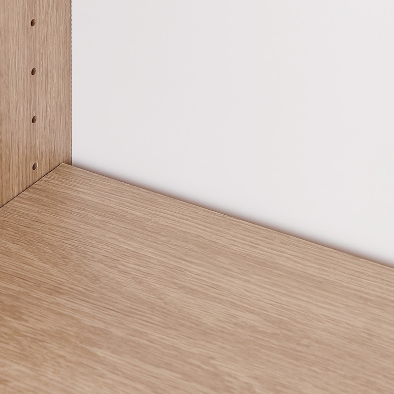 棚板後ろに10mmの隙間。コードを逃がしやすく、充電に便利