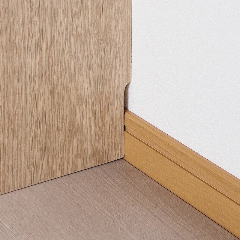 壁にぴたりと設置できる巾木よけ付き