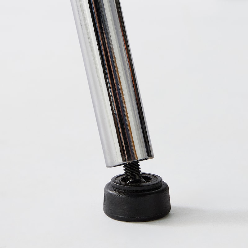 床を傷めないアジャスター付き。全方向回転で床に合わせ、安定して設置