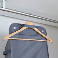 背面ベルトにハンガーを通してクローゼットにも