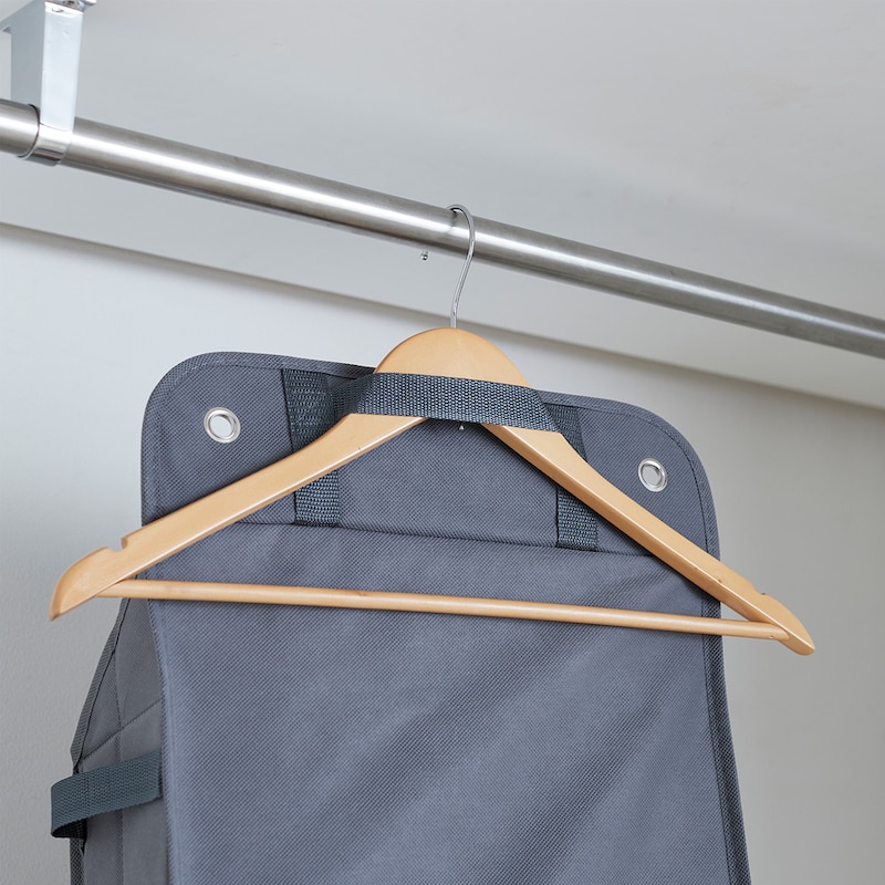 背面ベルトにハンガーを通してクローゼットにも