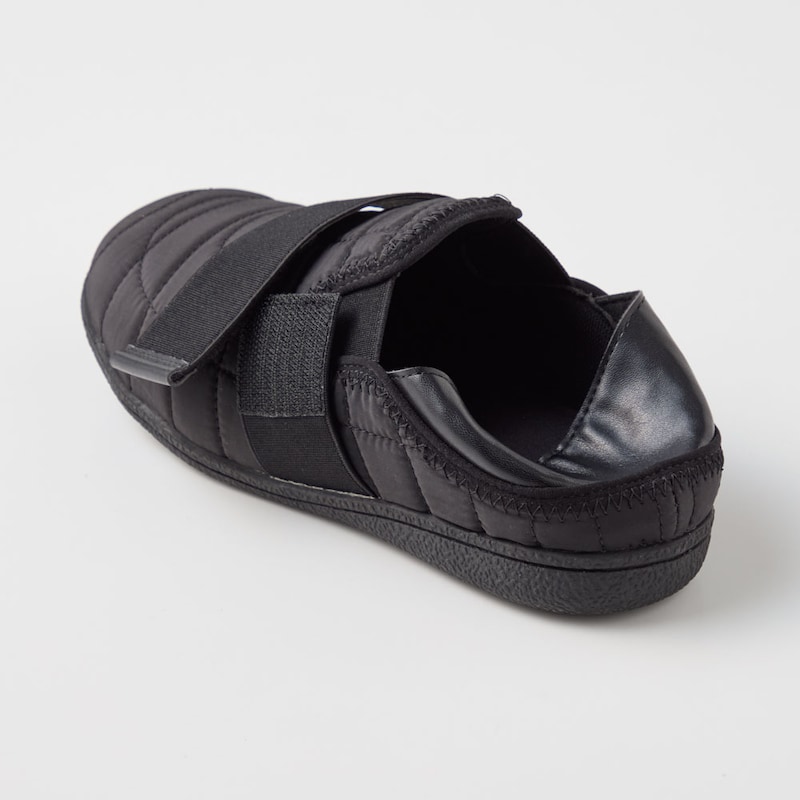 踏んでもはけて、ワンタッチテープで甲をフィット