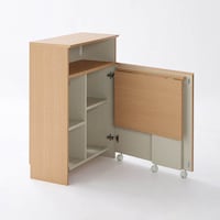 デスク面が折りたたまれているのでコンパクトに