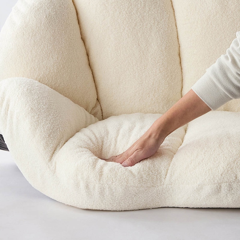 座面は厚み約18cmでもっちりとした座り心地