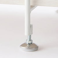 脚部はアジャスター付きで、ガタツキを調整できます。