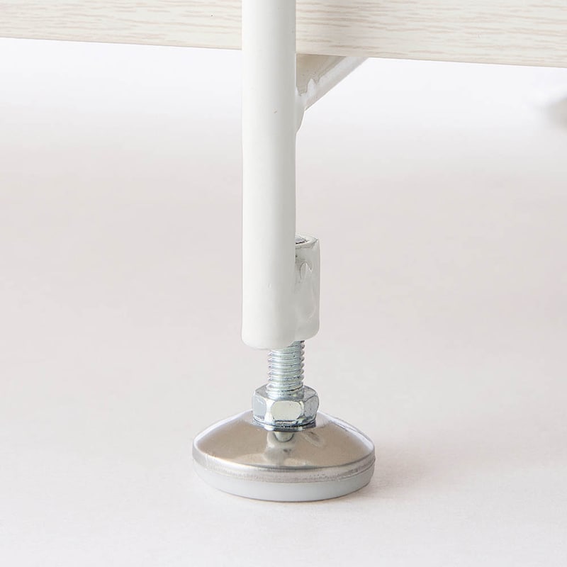 脚部はアジャスター付きで、ガタツキを調整できます。