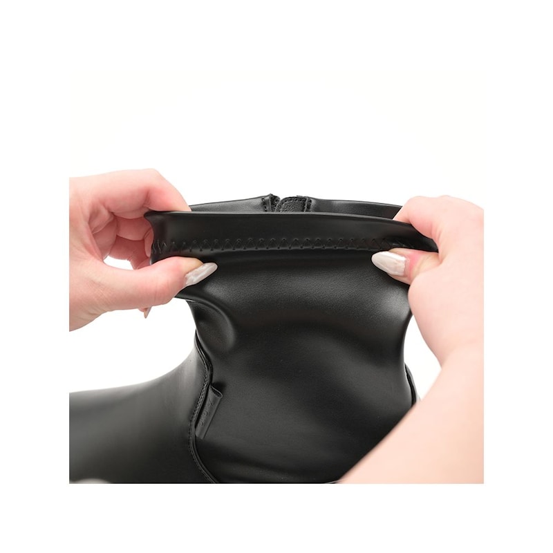 履き口はストレッチで伸びる仕様