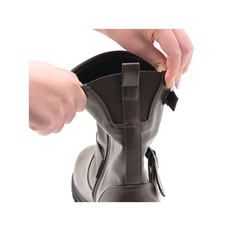 後ろ部分はゴム仕様で窮屈感を軽減