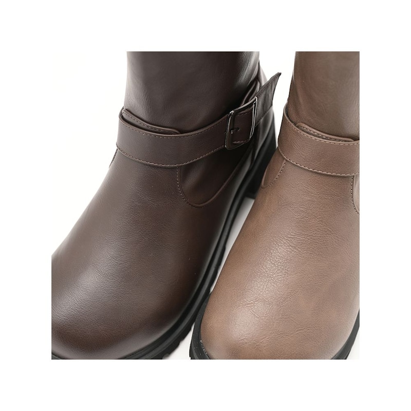 まるで革のような風合いの合皮