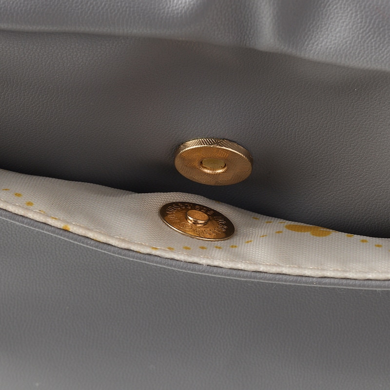 背面にはマグネット付きポケット付き