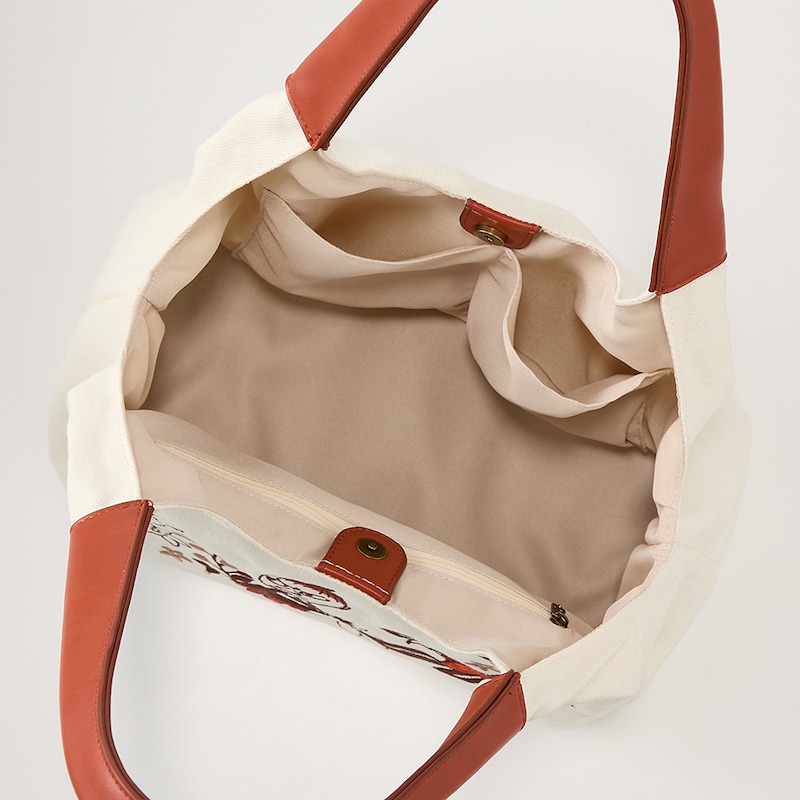 内側に３つのポケットがあり、マチも広く使いやすい