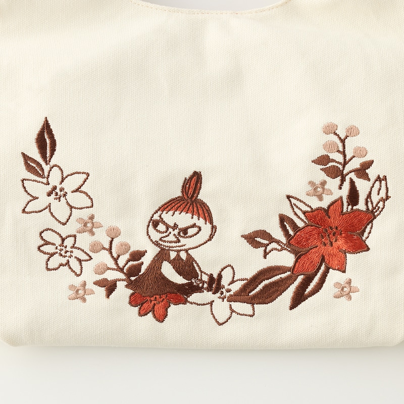 キャンバス地に刺繍でリトルミイを表現