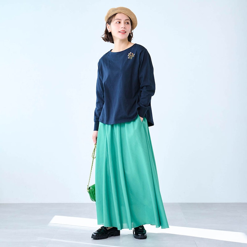 モデル身長162cm／M　小さなブーケ（ネイビー）着用