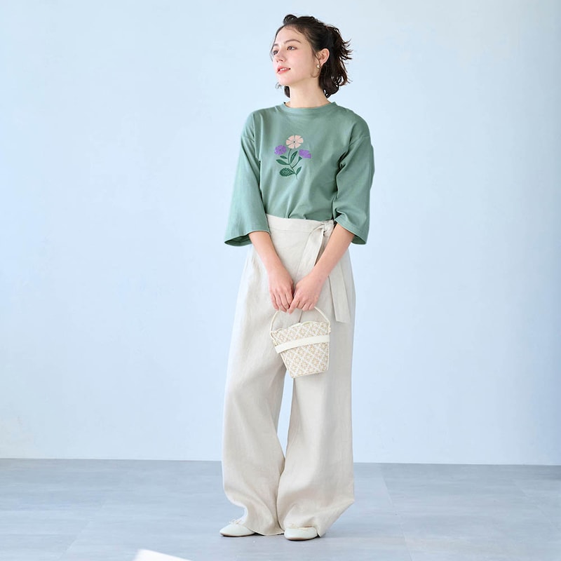 モデル身長162cm／M　カーネーション（ブルー）着用