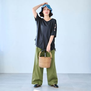 モデル身長162cm／M　英国ののどかな庭（チャコール）着用