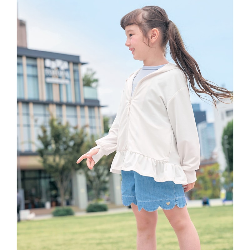 オフホワイト／モデル身長112cm・サイズ110