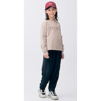 グレージュ／モデル身長137.5cm・サイズ140