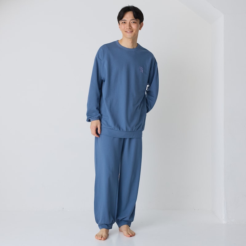 モデル身長182cm、L