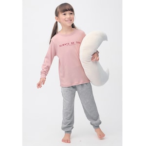 ピーチホイップ×杢グレー／モデル身長110cm・サイズ110