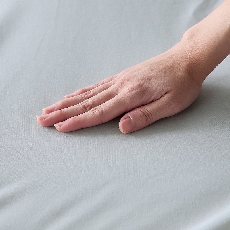 ストライプに合う無地。綿の風合いと速乾性を両立した、お手入れが手軽な素材です