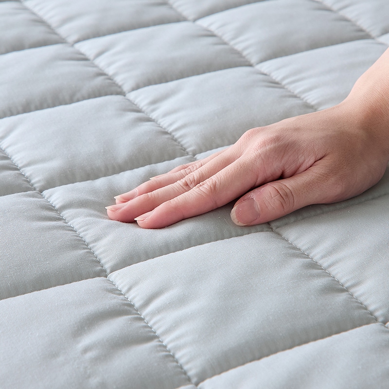 柄物にも合う無地。綿の風合いと速乾性を両立。お手入れが手軽な素材です