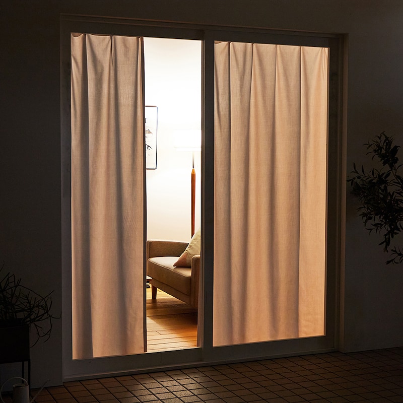 昼夜とも外から見えにくい遮像カーテン。光を通しつつ、夜間も透けにくい。