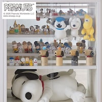 ※ディスプレイしているぬいぐるみ・フィギュアは株式会社タカラトミーアーツの商品です。（こけしを除く）