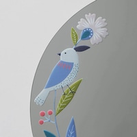 小枝でひとやすみする小鳥