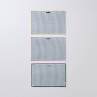 グレー