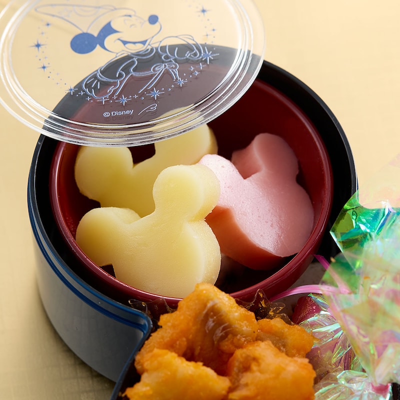 「ミッキーマウス」デザインの容器の中には一口サイズのスイーツが