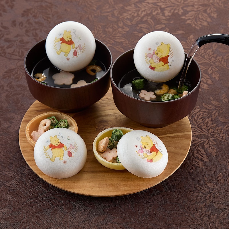 お湯を注ぐと中からお吸い物が出てきます　※お椀・お盆は付属しません