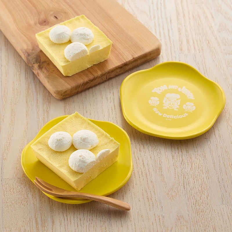 小皿はチーズケーキを切り分けてのせるのにぴったりサイズ　※まな板は付属しません