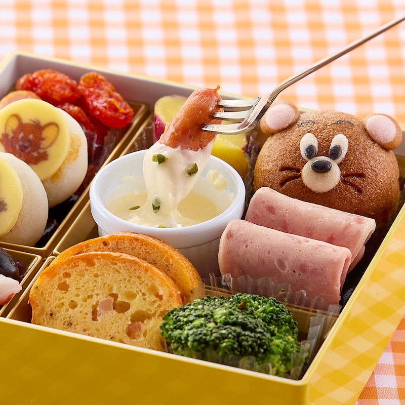 電子レンジで温めて、周りの食材をディップ！　※フォークは付属しません