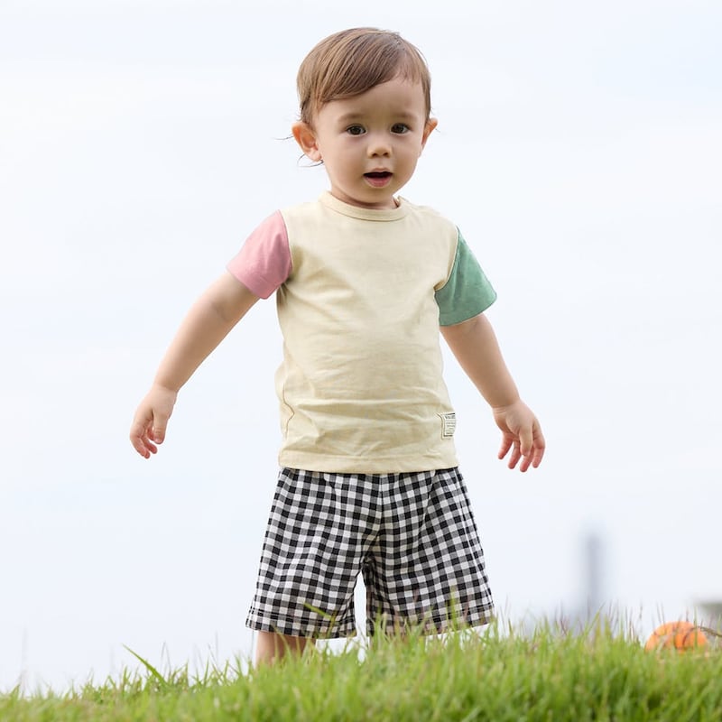 イエロー系セット、ピンク系セット／モデル身長84.5cm、80サイズ着用