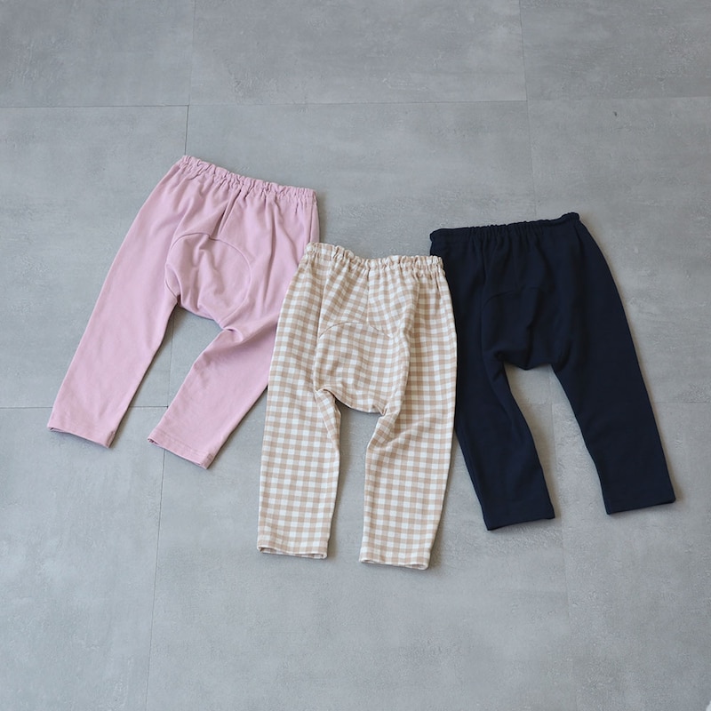 ピンク系セット_バックカット　おおきなマチがあるのでおむつをはいてもゆったり動きやすい