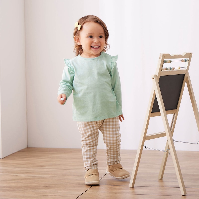 ピンク系セット、ベージュ系セット／モデル身長79cm・体重9.8kg