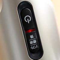 使用中に電池の残量が少なくなると、表示ランプが赤く点滅してお知らせ