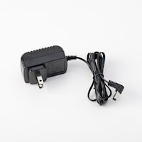 充電アダプターは黒色。コード長さは約150cmです