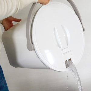 洗濯が終わったら、バケツ部分だけを持ち上げて排水口から流すだけ