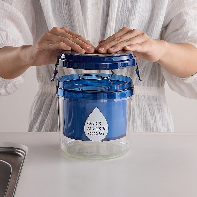 STEP2　ばね式のフタでヨーグルトを圧縮