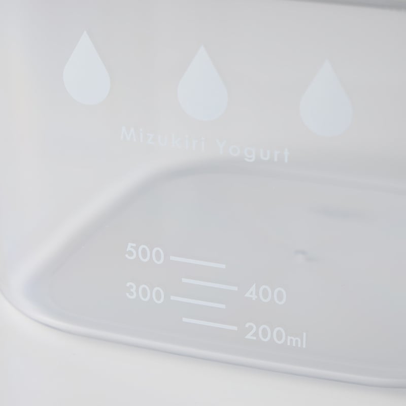 目盛付きの透明容器なのでホエイの切れ具合がよくわかり、ヨーグルトの硬さ調整がしやすいです