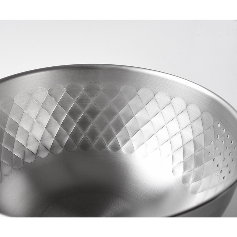 側面に施されたダイヤ形状の槌目により、余分なぬかを落とすことができます